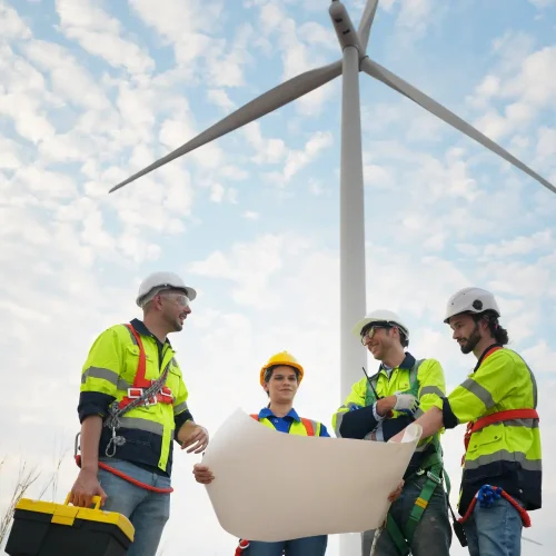 Arbeiter stehen vor einer Windturbine